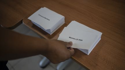 Une personne votant pour le second tour de l'élection présidentielle française, le 24 avril 2022 à Saint-Philippe, à La Réunion.&nbsp; (BASTIEN DOUDAINE / HANS LUCAS / AFP)