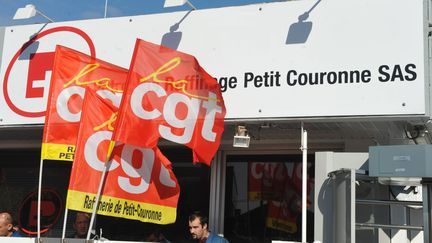 Une assembl&eacute;e g&eacute;n&eacute;rale est organis&eacute;e, le 21 octobre 2011, &agrave; la raffinerie de Petit-Couronne (Seine-Maritime). (BORIS MASLARD / PARIS-NORMANDIE / MAXPPP)