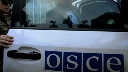 Un v&eacute;hicule de l'OSCE, le 27 avril 2014 &agrave; Sloviansk (Ukraine). (KIRILL KUDRYAVTSEV / AFP)