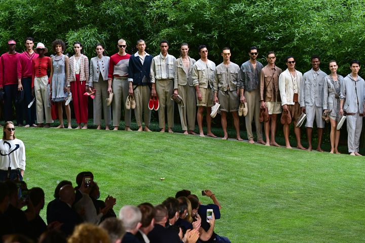 Armani printemps-été 2022 à la Milan Fashion Week, le 21 juin 2021 (MIGUEL MEDINA / AFP)