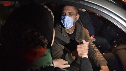 Le journaliste algérien,&nbsp;Khaled Drareni, accueilli par ses soutiens à sa sortie de la prison de Koléa, le 19 février 2021. (RYAD KRAMDI / AFP)