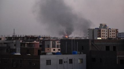 Une fumée s'élève après un bombardement à Khartoum, au Soudan, le 21 avril 2023. (OMER ERDEM / ANADOLU AGENCY / AFP)