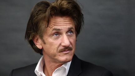 Chez les hommes, c'est plus du c&ocirc;t&eacute; des poils que cela se joue. La moustache de Sean Penn continue de pousser. Ses boutons et notre d&eacute;sarroi avec... (JEFF HAYNES / REUTERS)