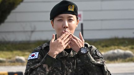 J-Hope, membre de BTS, à la sortie de son service militaire obligatoire à Wonju, en Corée du Sud, le 17 octobre 2024. (JUNG YEON-JE / AFP)