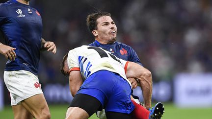 Le terrible choc. Capitaine et joueur phare des Bleus, Antoine Dupont a été blessé lors du match de Coupe du monde de rugby contre la Namibie, le 21 septembre. Après son départ, les Bleus obtiennent leur plus large victoire en mondial (96-0). De retour pour le quart de finale face à l'Afrique du Sud, il ne pourra empêcher l'élimination du XV de France pour un point. La fin des rêves tricolores d'un trophée Webb Ellis à domicile. (VICTOR JOLY / AFP)