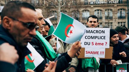 Des manifestants protestent contre la candidature d'Abdelaziz Bouteflika à un cinquième mandat, le 3 mars 2019, place de la République, à Paris. (MARIE MAGNIN / HANS LUCAS / AFP)