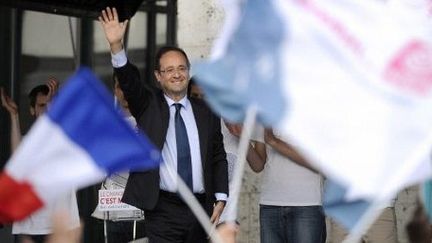 François Hollande salue ses partisans, à Blois, le 3 avril 2012. (AFP - Damien Meyer)