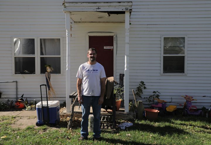 Steven Block, devant sa maison de Lakefield, dans le Minnesota (Etats-Unis), le 21 octobre 2018.&nbsp; (VALENTINE PASQUESOONE / FRANCEINFO)