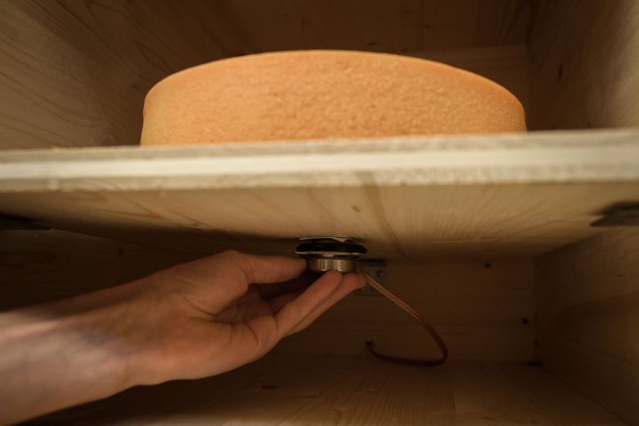 De petites enceintes glissées sous chaque meule d'emmental ont diffusé de la musique durant six mois, dans la cave d'affinage de Berthoud (Suisse).
 (Fabrice Coffrini/ AFP)