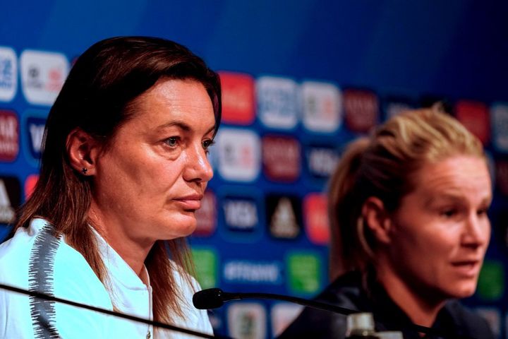 Corinne Deacon (a sinistra) e Amandine Henry durante una conferenza stampa per il Team France il 6 giugno 2019 a Parigi.  (Lionel Bonaventura/AFP)