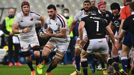 Charles Ollivon, ballon en main face à l'Écosse, le 26 mars 2021 au Stade de France. (ANNE-CHRISTINE POUJOULAT / AFP)