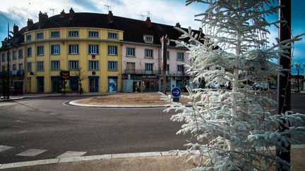 A Gray, les fleurs ont disparu devant le bar des parents d'Alexia Daval mais le meurtre, toujours non élucidé, de la jeune femme, fin octobre, est encore dans tous les esprits.&nbsp; (JEAN-FRANÇOIS FERNANDEZ / RADIO FRANCE)