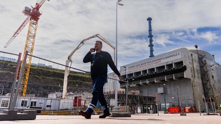 Un ouvrier sur le chantier de construction du réacteur troisième génération de Flamanville (Manche), le 14 juin 2022. (SAMEER AL-DOUMY / AFP)