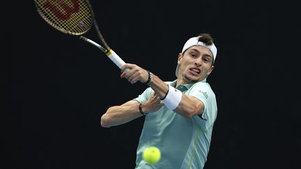 Le Français Ugo Humbert, opposé à Richard Gasquet lors du premier tour de l'Open d'Australie, le 18 janvier 2023. (MARTIN KEEP / AFP)