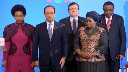 Capture d'&eacute;cran, le 6 d&eacute;cembre 2013, de Fran&ccedil;ois Hollande et de la d&eacute;l&eacute;gation sud-africaine &agrave; l'Elys&eacute;e. (FRANCE TELEVISIONS / FRANCETV INFO)