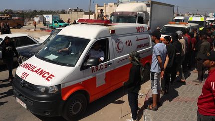 Les ambulances transportant les corps de six humanitaires de l'ONG World Central Kitchen arrivent au point de passage avec l'Égypte de Rafah, dans le sud de la bande de Gaza, le 3 avril 2024. (SAID KHATIB / AFP)