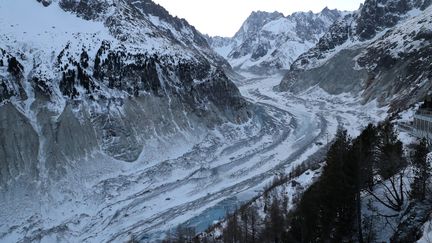 Le GIEC est alarmiste sur la fonte des glaciers. Ici, la Mer de Glace dans les Alpes au dessus de Chamonix (Haute-Savoie). (LUDOVIC MARIN / POOL)