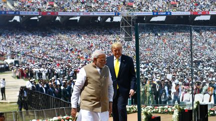 Le président américain, Donald Trump, et le Premier ministre de l'Inde Narendra Modi participent au meeting "Namaste Trump" ("Bonjour Trump") à Motera (Inde), le 24 février 2020.&nbsp; (MANDEL NGAN / AFP)