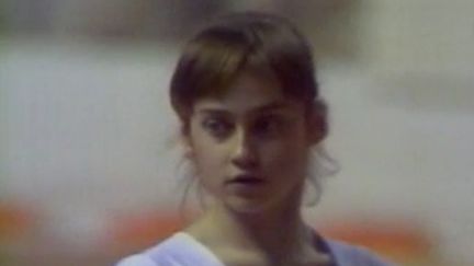 Le 12 novembre marque l'anniversaire de Nadia Comaneci, une immense championne désormais âgée de 59 ans. L'occasion de revenir sur la carrière de la gymnaste, la première à avoir décroché une note parfaite aux Jeux olympiques, en 1976. (FRANCE 2)