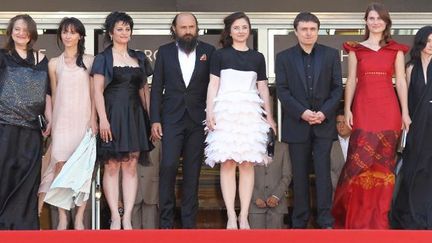 Dana Tapalaga, Victoria Agache, Gina Tandura, Valeriu Andriuta, Cosmina Stratan, le réalisateur Cristian Mungiu, Cristina Flutur et Catalina Harabagiu
 (VALERY HACHE / AFP)