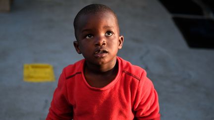 Un enfant sauvé en mer Méditerranée par l'Aquarius, le bateau de l'ONG SOS Méditerranée, le 12 mai 2018. (LOUISA GOULIAMAKI / AFP)