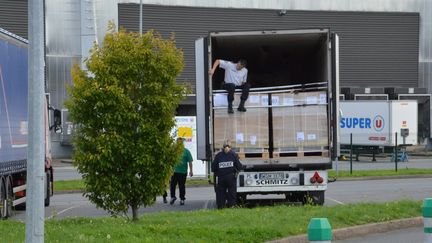 Le camion dans lequel onze migrants ont &eacute;t&eacute; d&eacute;couverts, jeudi 17 septembre, &agrave; Ploufragan (C&ocirc;tes-d'Armor). (S.UGUEN / MAXPPP)