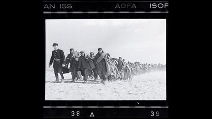 Robert Capa, Exilés républicains emmenés vers un camp d'internement, Le Barcarès, 1939
 (International Center of Photography / Magnum Photos)