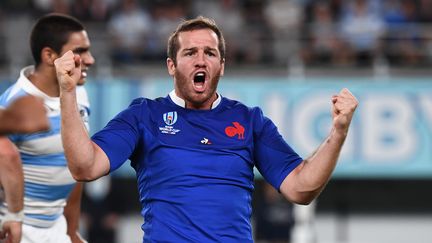 Camille Lopez&nbsp;célèbre la victoire de l'équipe de France lors du match contre l'Argentine au Mondial de rugby, le 21 septembre, à Tokyo (Japon).&nbsp; (FRANCK FIFE / AFP)