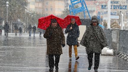 La promenade des Anglais à Nice (Alpes-Maritimes) sous la neige, le 26 février 2018. (VALERY HACHE / AFP)