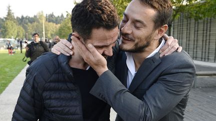 L'ancien trader de la Soci&eacute;t&eacute; G&eacute;n&eacute;rale J&eacute;r&ocirc;me Kerviel (G) est f&eacute;licit&eacute; par son avocat David Koubbi &agrave; sa sortie de la maison d'arr&ecirc;t de Fresnes (Essonne), le 8 septembre 2014. (LIONEL BONAVENTURE / AFP)