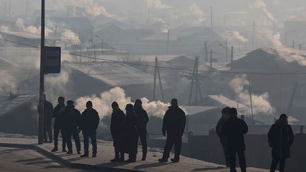 80% du smog de la ville vient des quartiers de yourtes. En cinq ans, entre 40.000 et 45.000 nouvelles tentes se sont implantées à la périphérie de la ville. Pour lutter contre cette immigration, le gouvernement a renforcé en janvier 2017, les restrictions sur l’implantation des migrants aux abords de la capitale. Seuls ceux ayant besoin d'une aide à long terme ou ceux possédant déjà des maisons peuvent s’installer jusqu'à la fin de l'année.
  (Rentsendorj Bazarsukh/REUTERS)