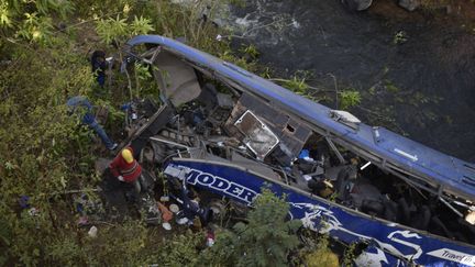 Un car éventré après sa chute d'un pont entre les villes de Meru et Mombasa (Kenya), le 25 juillet 2022. (DENNIS DIBONDO/AP/SIPA / SIPA)