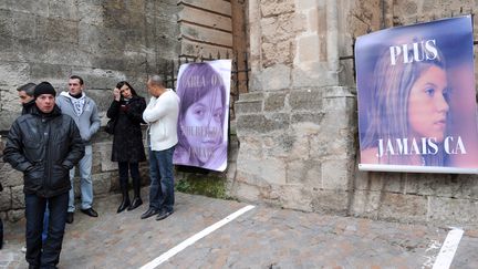 Des proches de Carla, la victime,&nbsp;rassembl&eacute;s le 23 janvier 2013 devant le palais de justice de B&eacute;ziers (H&eacute;rault). (SYLVAIN THOMAS / AFP)