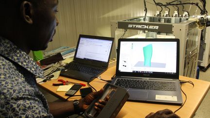 La 3D représente une petite révolution pour les médecins opérant dans des zones de guerre ou tout simplement reculées.

	L'un de ces appareils est ainsi testé à Dapaong, à plus de 600 km au nord de Lomé, et permet d'atteindre les patients les plus éloignés des centres de traitement hospitaliers, contrairement au moulage traditionnel, qui les oblige à se déplacer.  (Matteo FRASCHINI KOFFI / AFP)