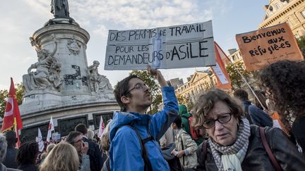 Lors d'une manifesation de soutien aux demandeurs d'asile, &agrave; Paris, le 8 septembre 2015. (YANN KORBI / CITIZENSIDE.COM / AFP)