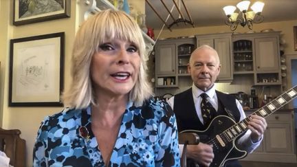 La chanteuse Toyah Willcox et son époux Robert Fripp célèbrent le VE Day (Victory in Europe Day), la Victoire des Alliés dans la Seconde Guerre mondiale (8 mai 1945), mais aussi des héros du combat contre le Covid-19 en chantant "Heroes" de David Bowie dans une vidéo postée sur les réseaux sociaux les 7 et 8 mai 2020 (ZORAN VESELINOVIC / MAXPPP)