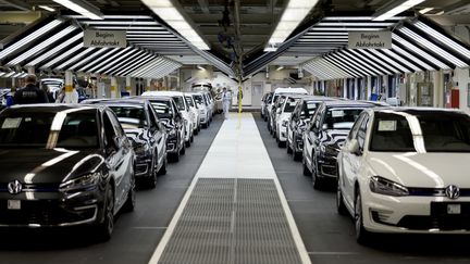 Une cha&icirc;ne de montage de Volkswagen, le 21 octobre 2015, &agrave; Wolfsburg (Allemagne). (ODD ANDERSEN / AFP)