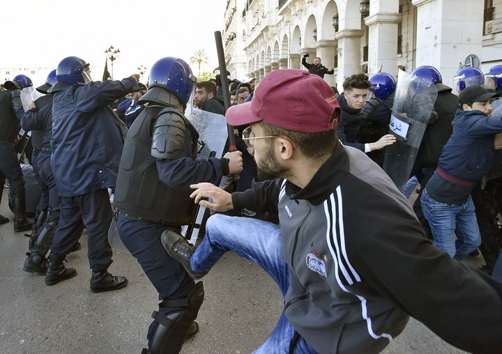 Des heurts ont éclaté entre policiers et manifestants à Alger (Algérie), le 22 février 2019. (RYAD KRAMDI / AFP)