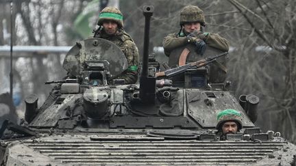 Des soldats ukrainiens sur une route près de Bakhmout, dans l'est de l'Ukraine, le 3 avril 2023. (GENYA SAVILOV / AFP)