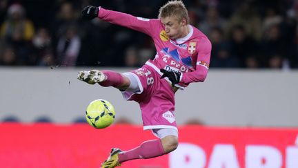 Le d&eacute;fenseur danois d'Evian Daniel Wass reprend la balle de fa&ccedil;on acrobatique, lors du match opposant son &eacute;quipe au PSG, le 8 d&eacute;cembre 2012 au Parc des Princes.&nbsp; (KENZO TRIBOUILLARD / AFP)