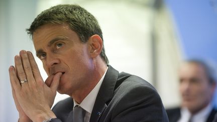 Manuel Valls lors d'une visite d'une entreprise à Saint-Beauzire, le 10 janvier 2017. (THIERRY ZOCCOLAN / AFP)