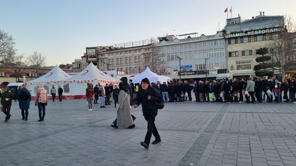 Dans le quartier de Fatih à Istanbul, la queue s’allonge juste avant l’heure de la rupture du jeûne du ramadan. Un camion de la métropole distribue des paniers avec notamment du pain et du fromage, le 24 mars 2023. (MARIE-PIERRE VEROT / RADIO FRANCE)