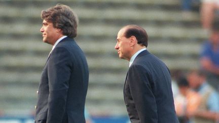 Avant cette finale, le président de l'OM Bernard Tapie aux côtés de Silvio Berlusconi, l'iconique président de l'AC Milan, qui a amené les Rossoneri au sommet. (GEORGES GOBET / AFP)