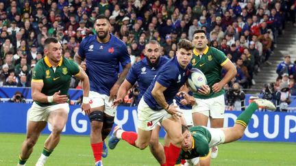 Les Français à l'offensive lors du quart de finale de la Coupe du monde de rugby 2023, contre l'Afrique du Sud. (NICOLAS GOISQUE / MAXPPP)