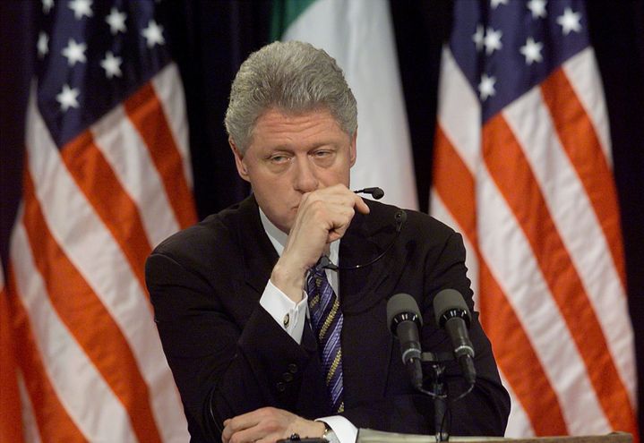 Bill Clinton est interrogé sur l'affaire Monica Lewinsky lors d'une conférence de presse à Washington (Etats-Unis), le 5 mars 1999. (STEPHEN JAFFE / AFP)