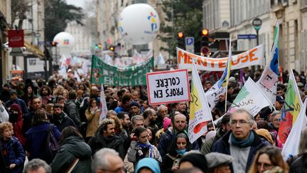 Les enseignants défilent dans les rues, à Paris, le 1er février 2024. (DIMITAR DILKOFF / AFP)