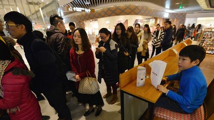 Filde d'attente pour voir l'exposition Monet dans un centre commercial à Shanghai
 (PETER PARKS / AFP )