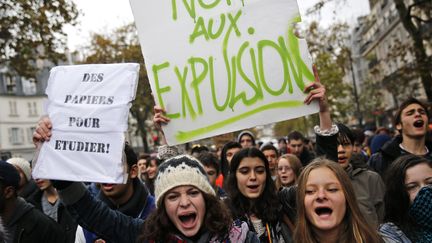 Des lyc&eacute;ens manifestent pour soutenir la coll&eacute;gienne rom Leonarda, le 5 novembre 2013 &agrave; Paris. (MAXPPP)