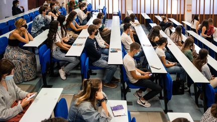 Des étudiants en cours dans un&nbsp;amphithéâtre, le 9 septembre 2020 à Pessac (Gironde). (VALENTINO BELLONI / HANS LUCAS / AFP)