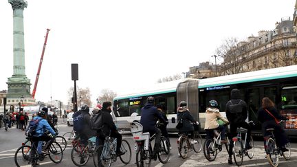 Des cyclistes place de la Bastille à Paris, le 12 décembre 2019. (MAXPPP)